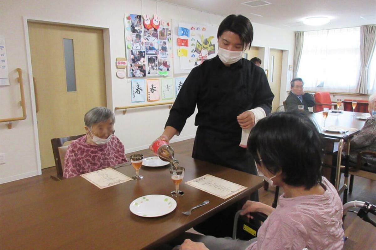 フランス料理を召し上がれるレクリエーションも実施
