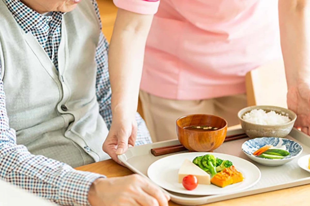 お食事はすべて作り立てで温かいです。介護食にも対応可能