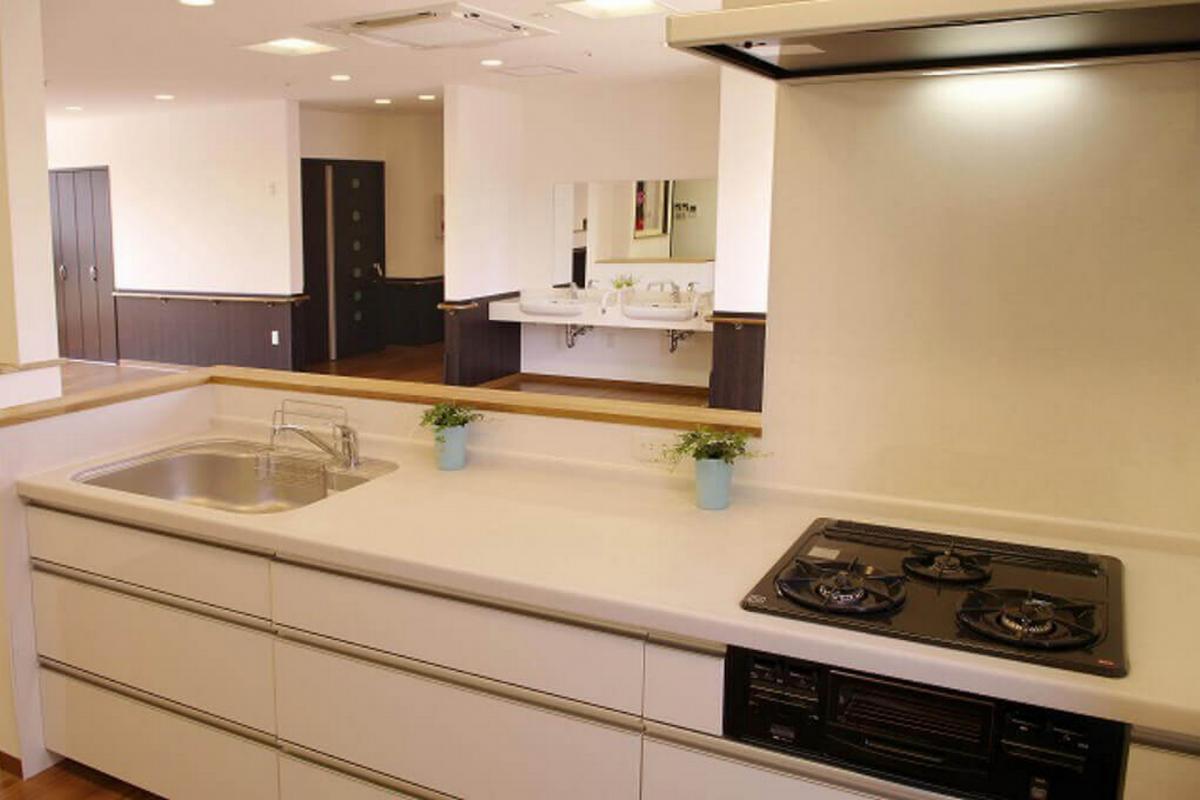 開放感のあるキッチンで、楽しみながら食事を作れる