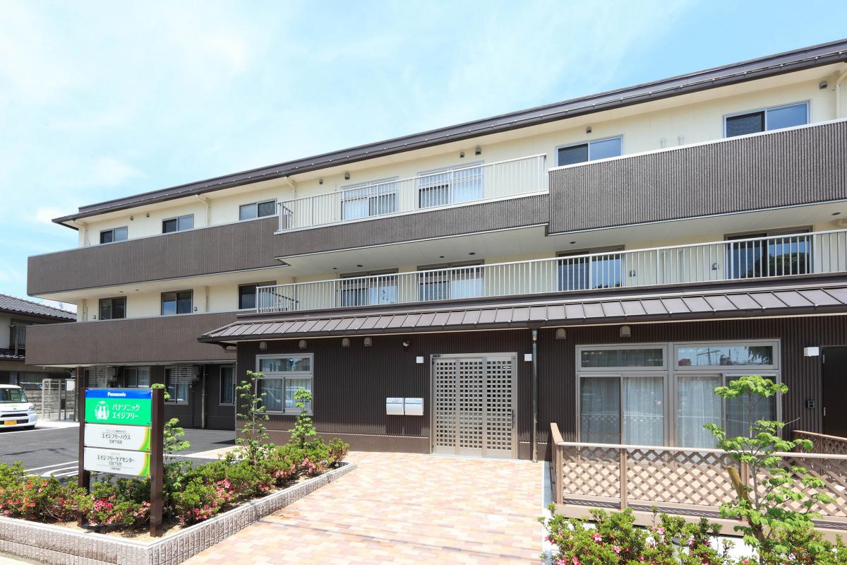 バス停から徒歩約2分というアクセス性が魅力的。ご家族の方も気軽に訪問することができます。