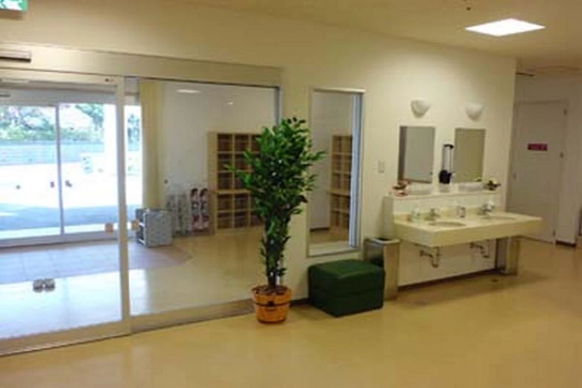 明るく広々としたエントランスでお出迎え