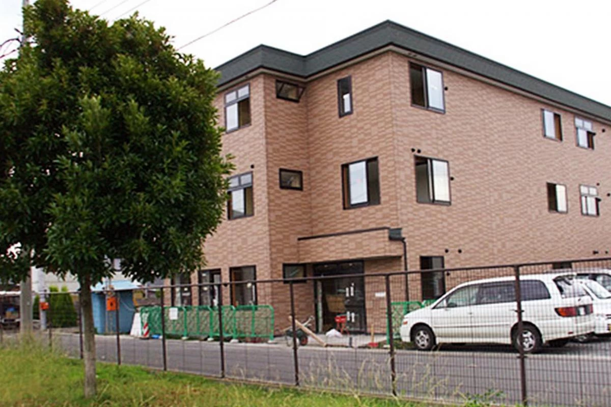 アットホームで温かみがある施設で、最寄駅から徒歩圏内の便利な場所に位置