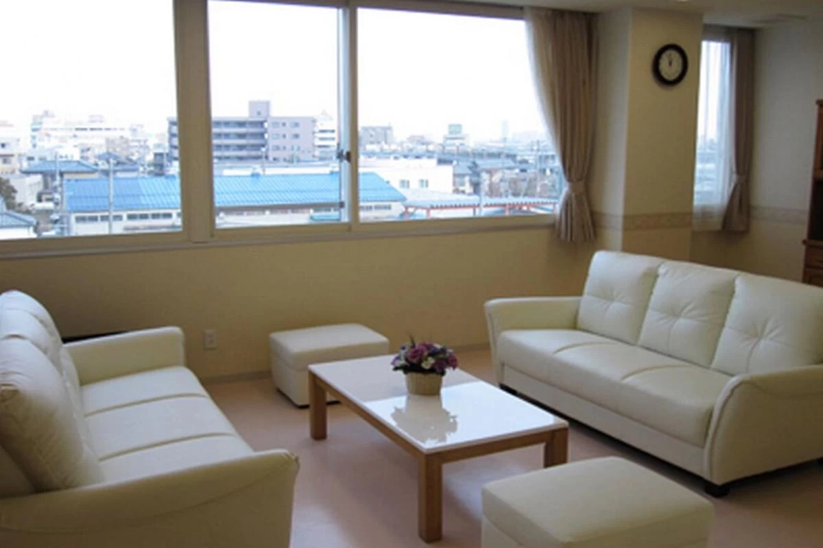 新潟の街並みが見渡せるラウンジでご入居者様同士の交流を