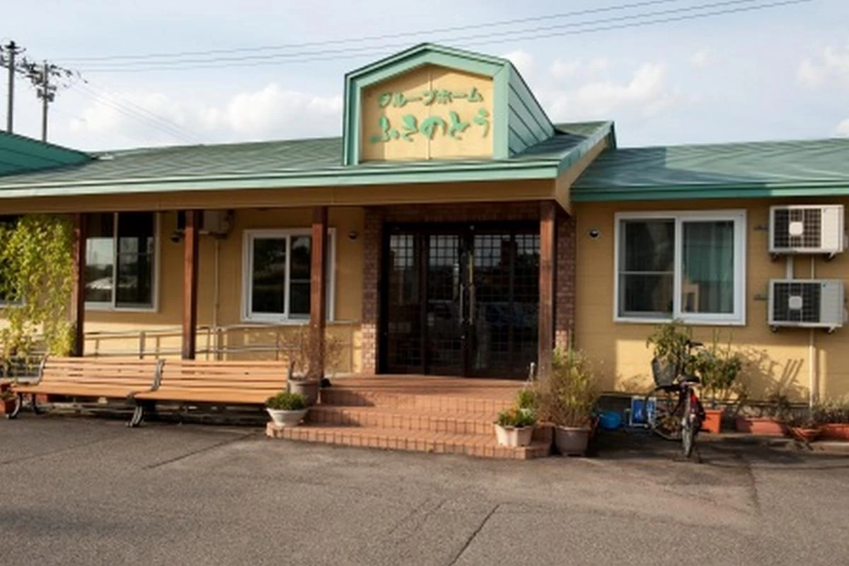 周辺の自然環境とも調和する木造1階建ての平屋です。