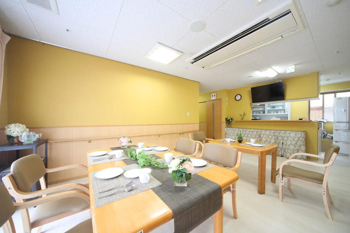 食堂は太陽の光をふんだんに取り入れられるような設計となっている