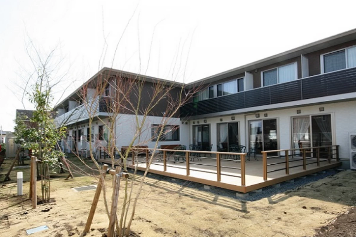 心地良い陽射しが降り注ぐウッドデッキ