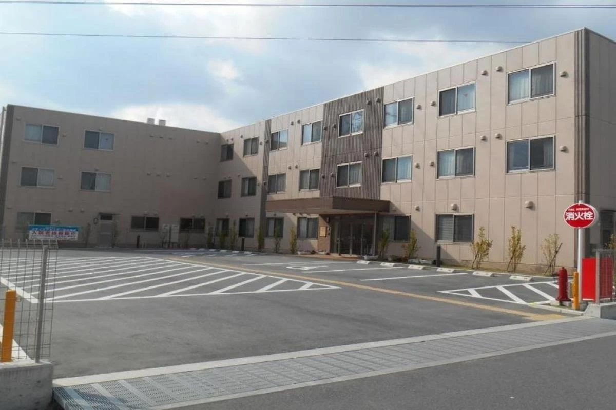 快適さと安全性を兼ね備えた3階建ての建物です。