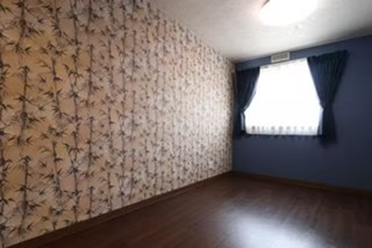 竹モチーフにした壁紙の居室