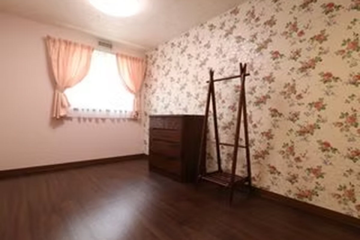 バラが描かれた壁紙の居室