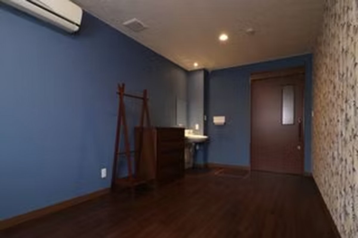 竹モチーフにした壁紙の居室