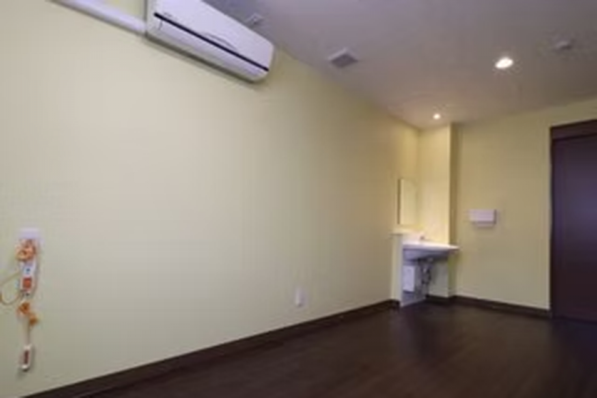 クリーム色の壁紙の居室