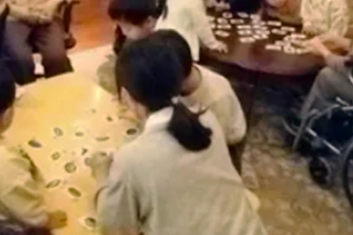 園児と一緒に動物かるた大会