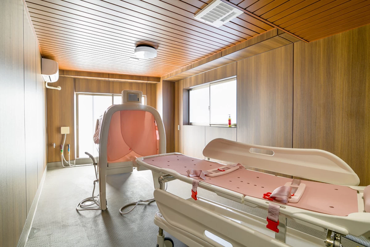 浴室には機械浴を完備。食事サービスも充実