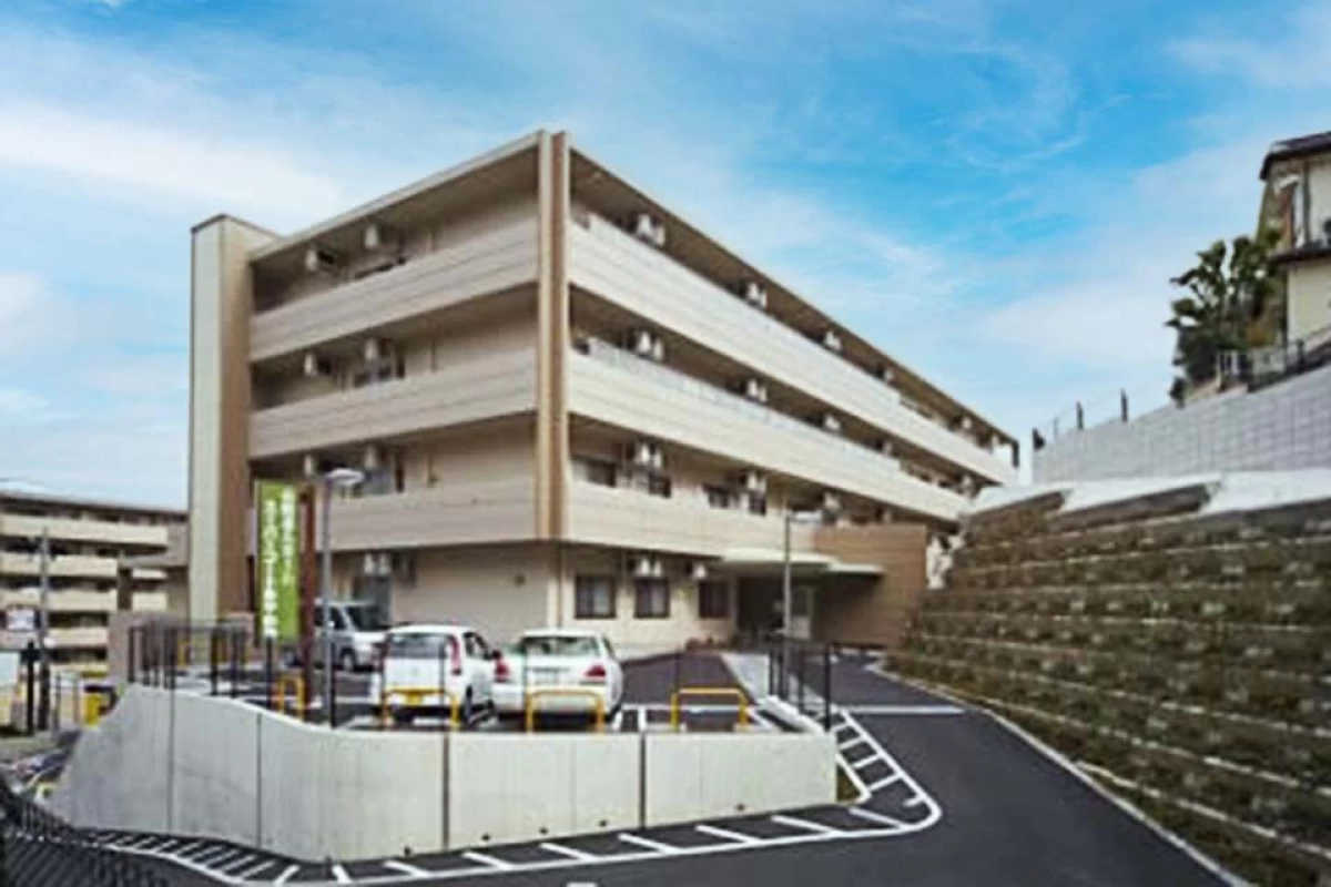 最寄り駅の近鉄奈良線「菖蒲池」駅から徒歩3分。スーパーも近いです