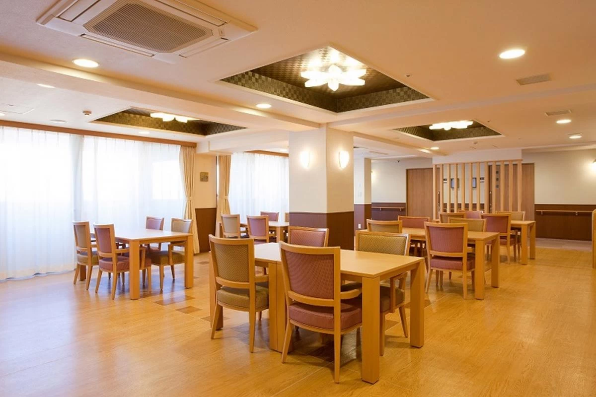 大型液晶が完備されたゆったりとしたダイニングルーム