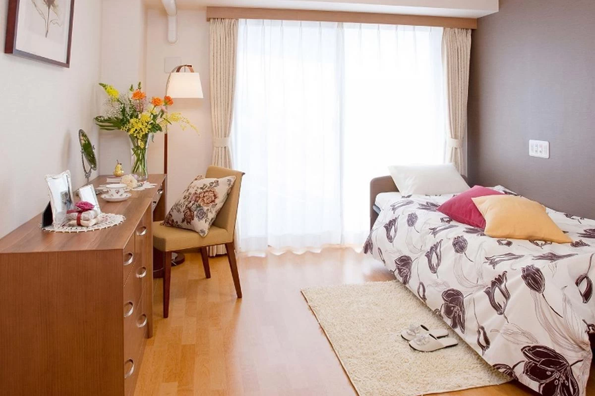 バリアフリーの広々とした明るい居室