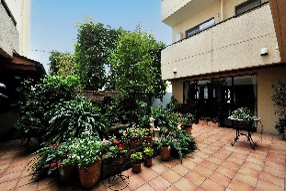 豊富な種類の草花に囲まれた優雅な暮らし