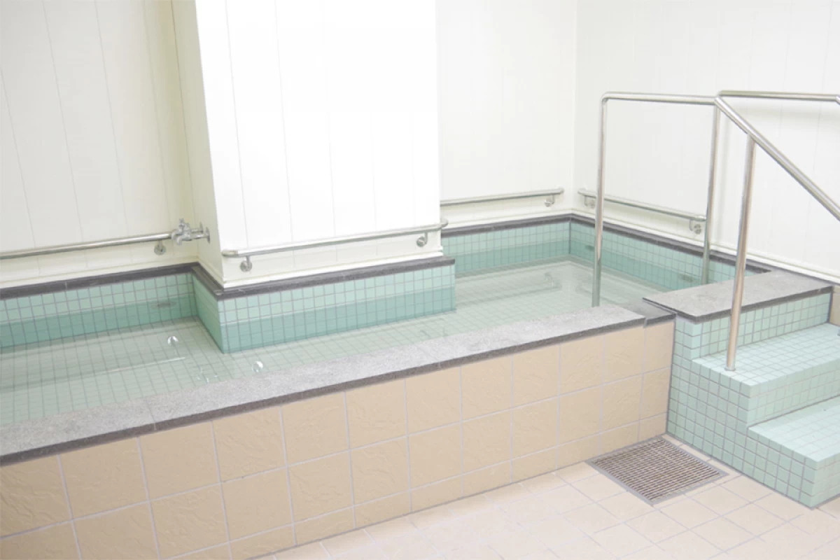 大浴場には天然温泉を使用。機械浴も導入しています