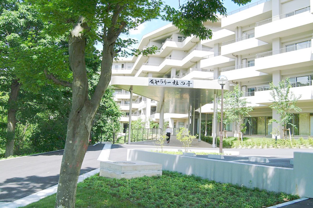 ホームの窓からは四季折々の風景を楽しめます