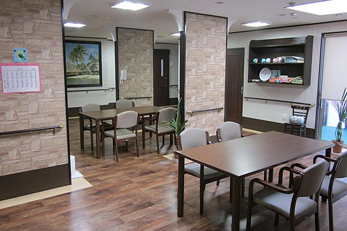 おしゃれな食堂でお食事をお召し上がりいただけます