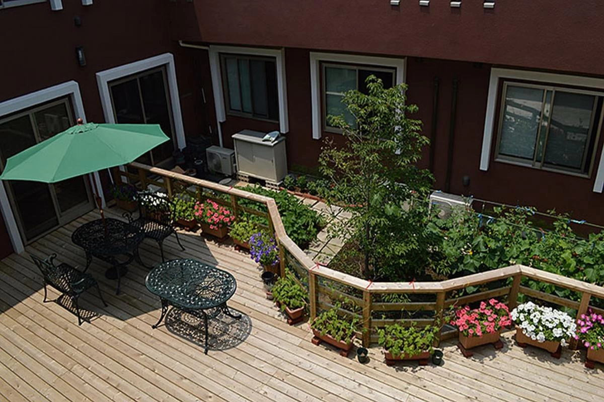 色とりどりの花が咲き誇るウッドテラス