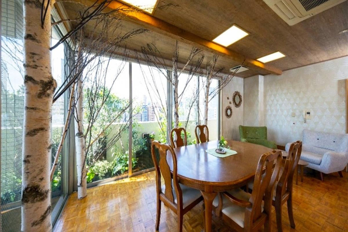 緑に囲まれた最上階のレストラン