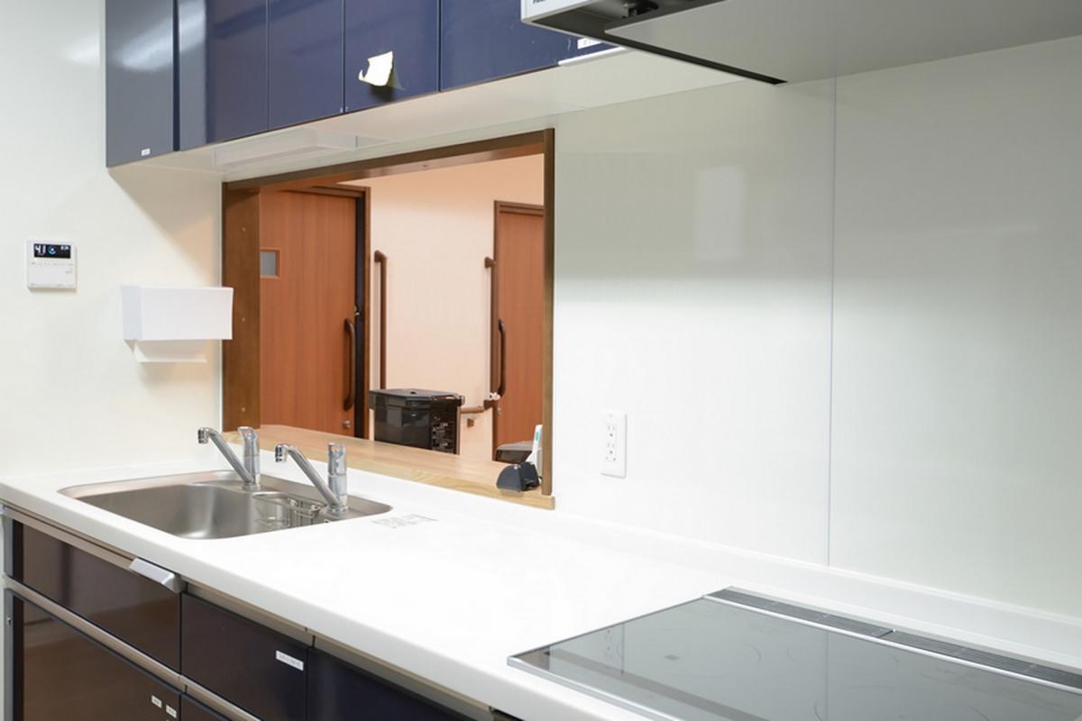 家庭的なキッチンで、スタッフとともにご利用者様もお料理していただけます。