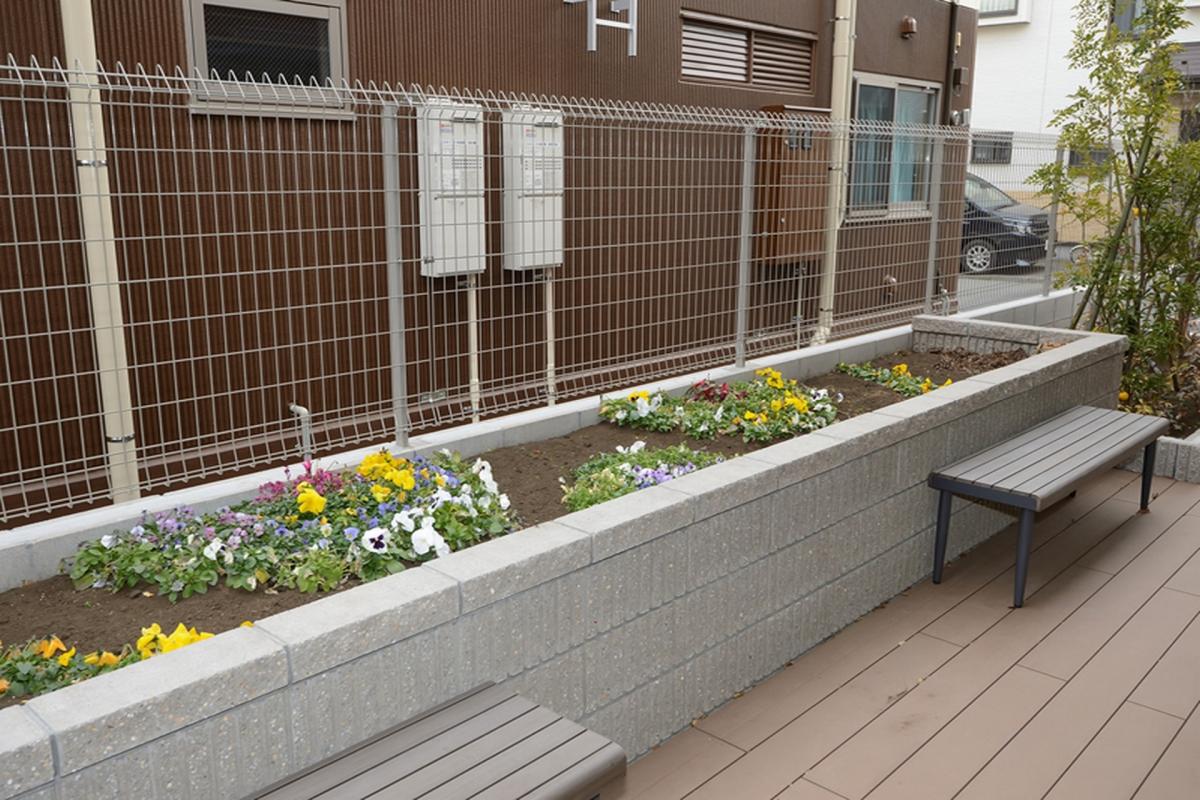 お散歩やお買い物で外に出ていくことが、地域とのつながりを生み出します。