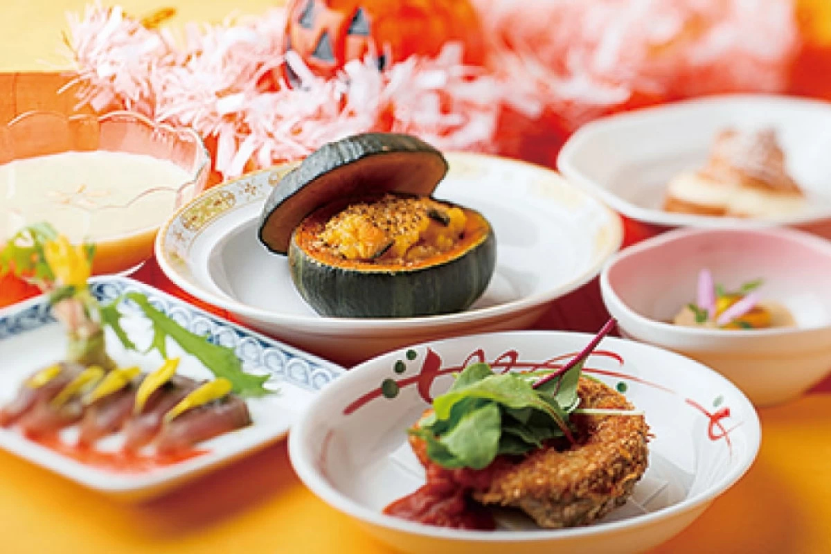 豪華なお料理でおもてなしをするイベントを毎月開催しています