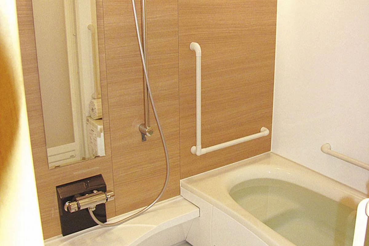 施設内にはゆったり入れる浴槽が、施設外には気軽に楽しめる足湯があります