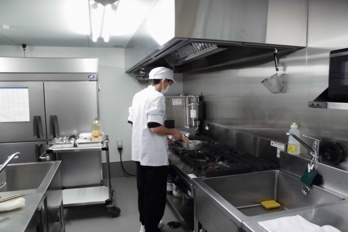 調理スタッフが手作りするお食事は、健康面に配慮された献立です。施設内で調理さてれいるので暖かさが自慢です。