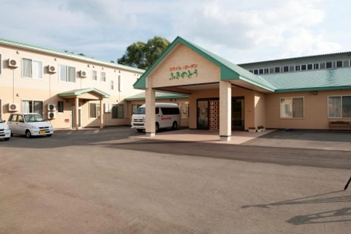 広々とした敷地を生かした２階建ての建物です。