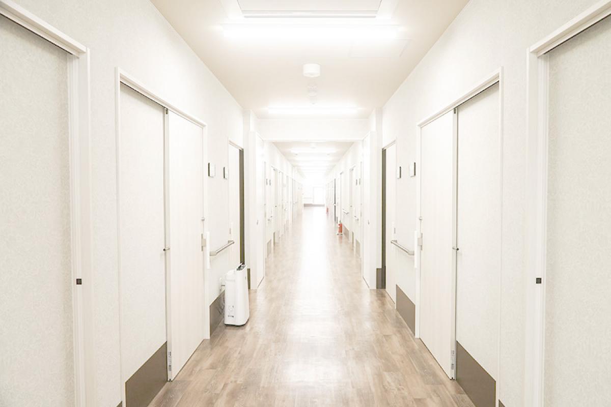 手すりの付いた廊下