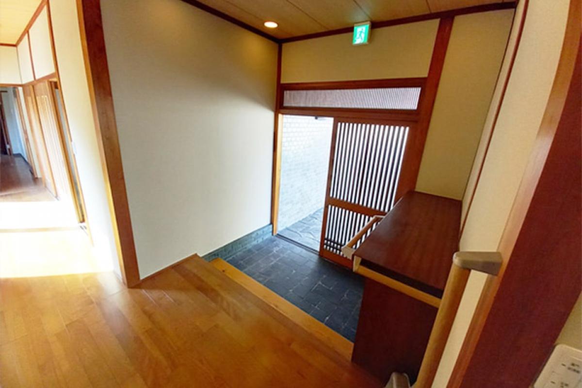 木の温もりを感じられる内装