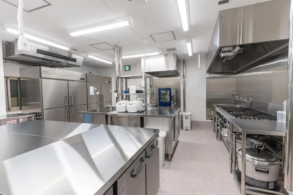 お食事はすべて館内の厨房で調理。作り立てを提供します