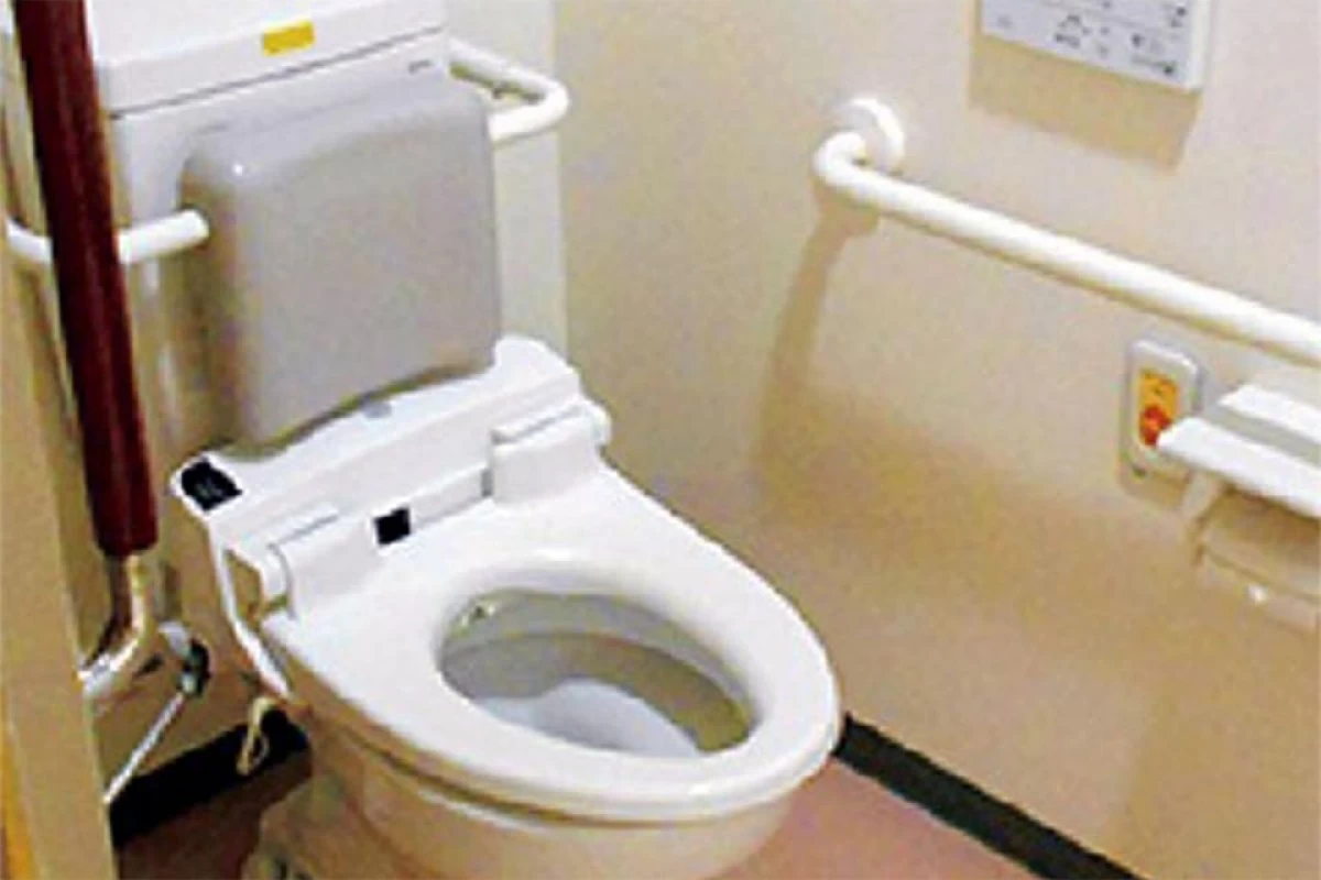 手すり完備のトイレ