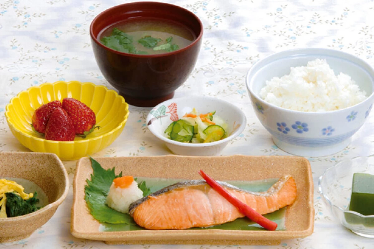 みんなで協力してつくった、出来立ての手料理を提供