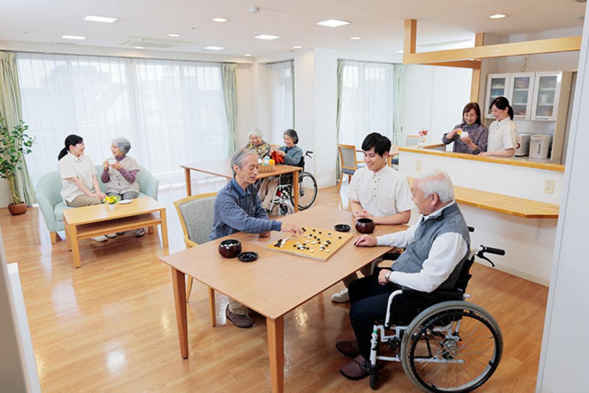 「いつもと同じ」顔なじみの集まる、居心地の良いリビング。安心感がもてる環境作りに努めています。