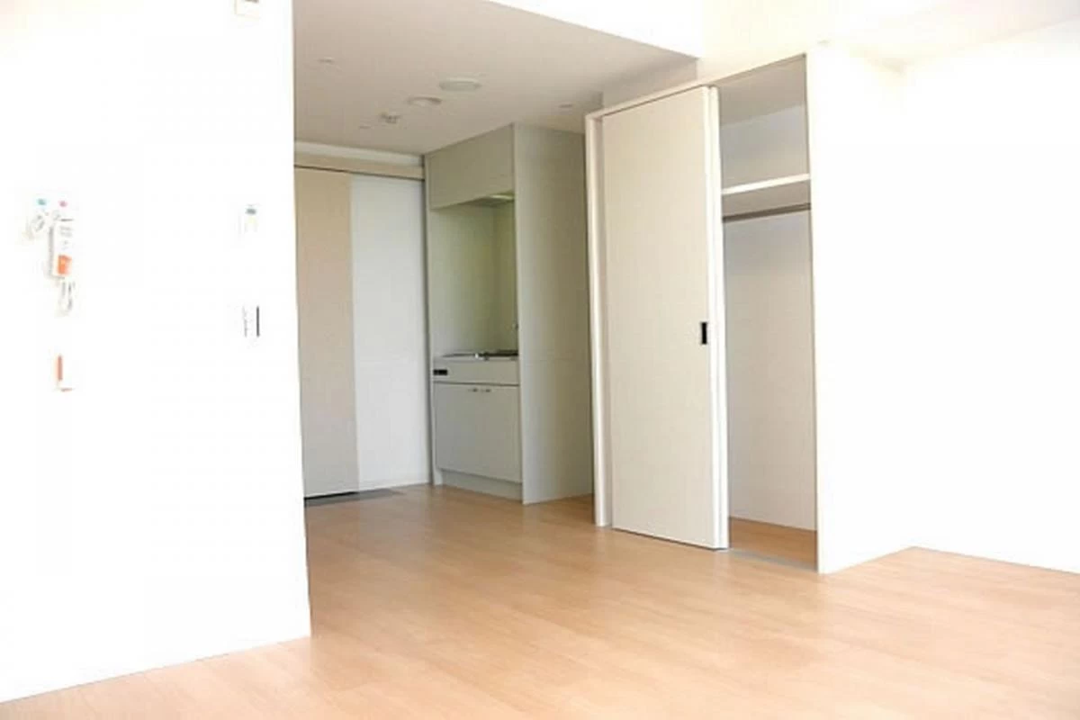 レイアウトの自由度が高いシンプルな居室。