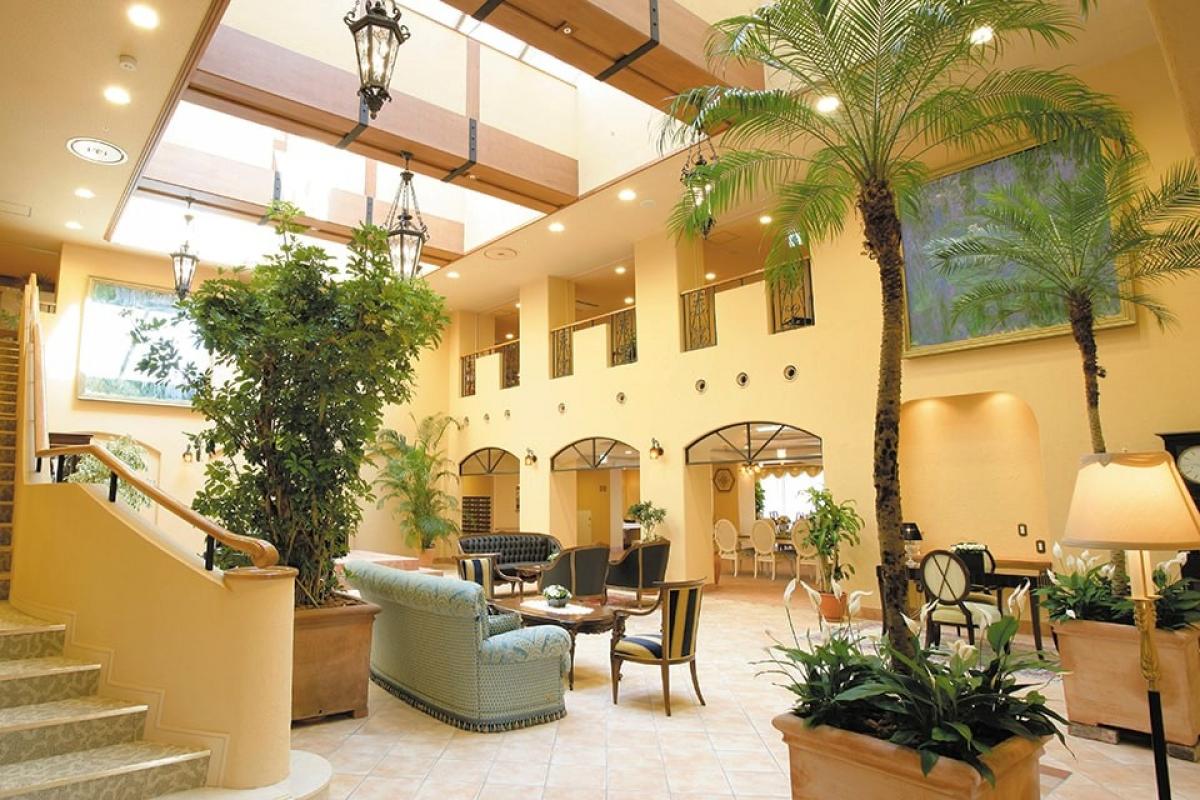 本格的なロビーと温水プール・温室と他にはないオリジナリティを