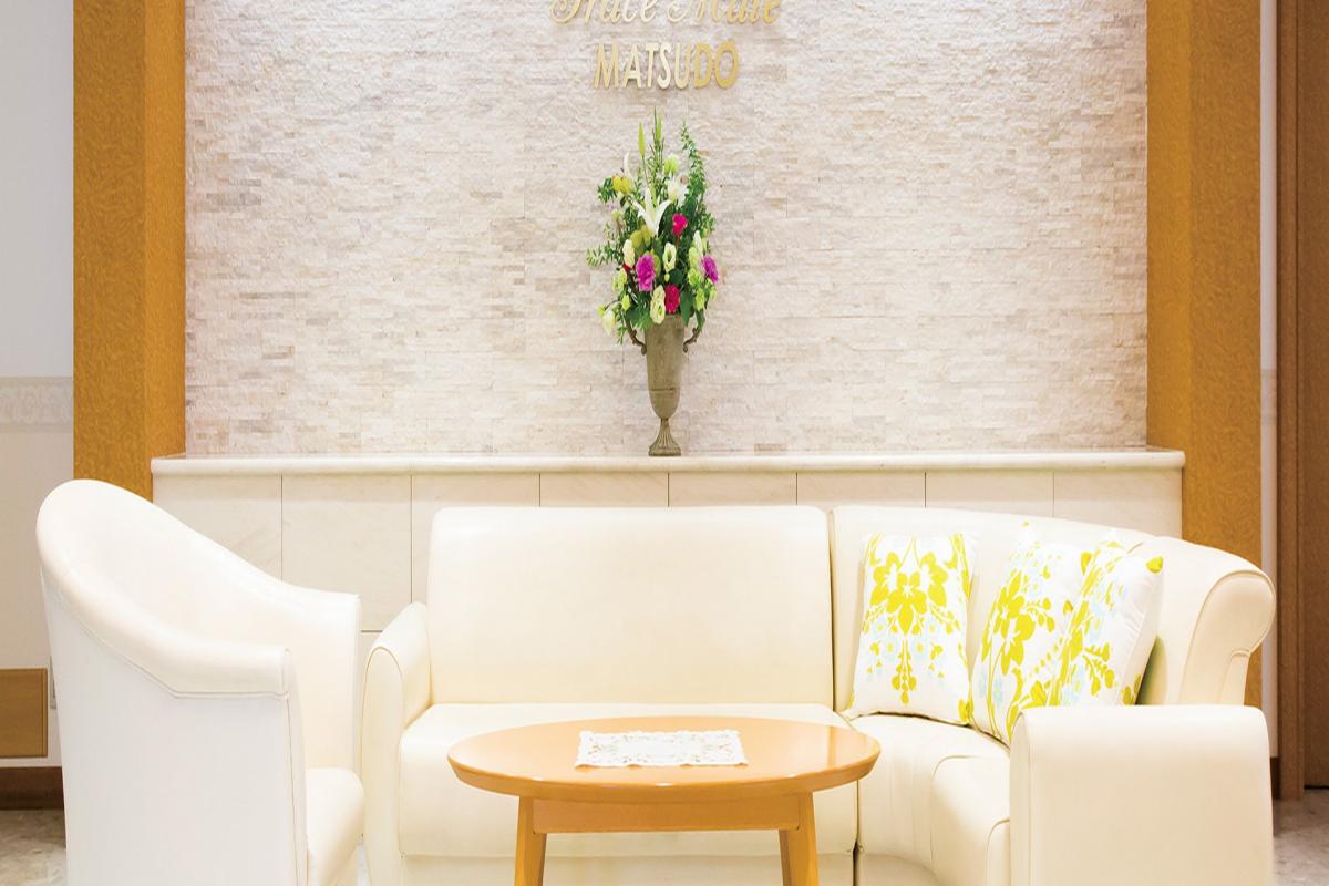 エントランスを抜けると目の前に広がる、ラウンジ