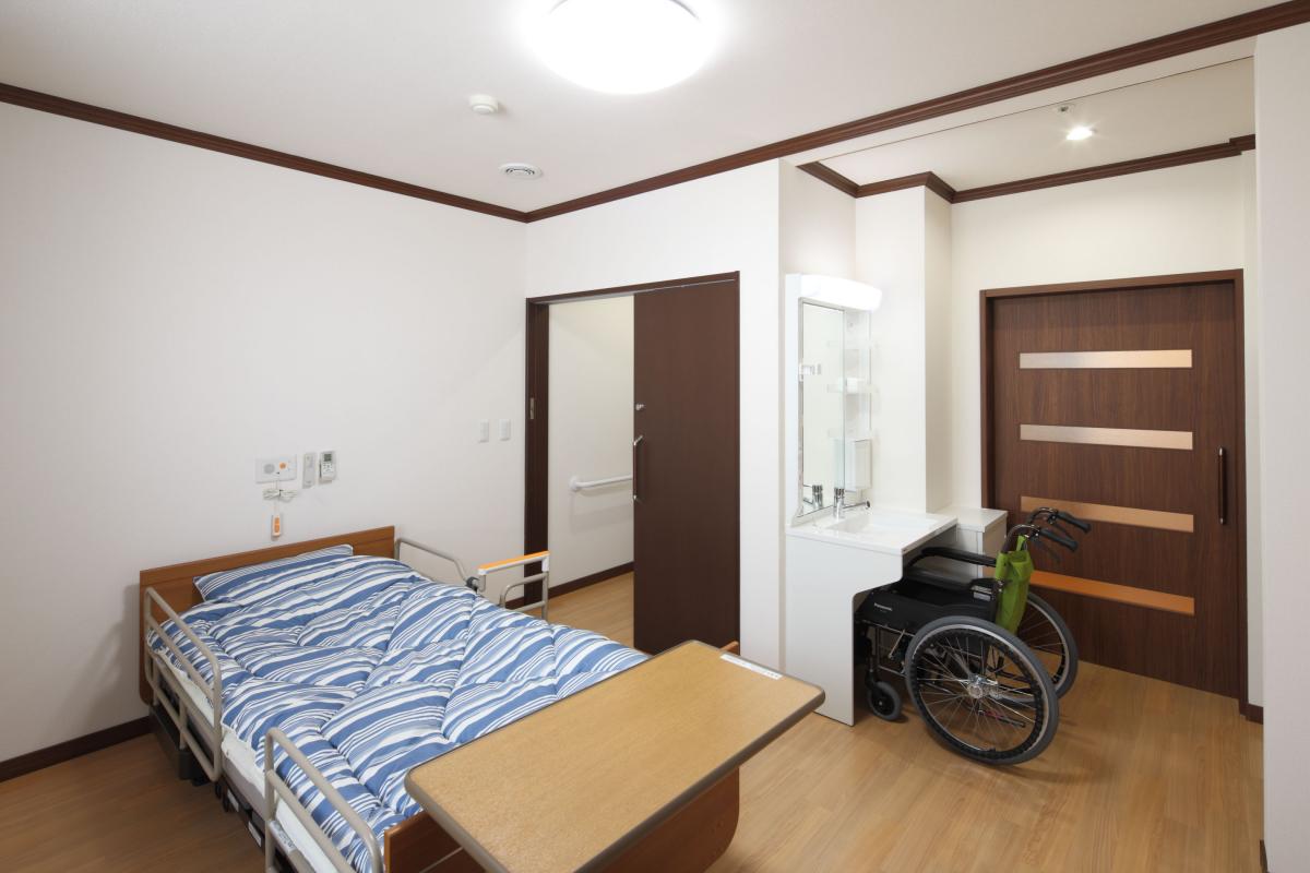 プライベートに配慮した全室個室の設計。居室内にはトイレも用意されています。