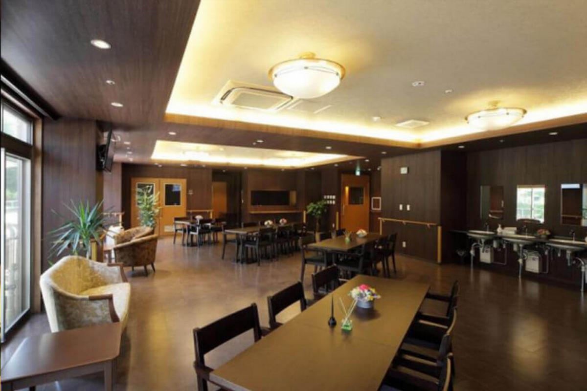 広々として清潔な食堂で、美味しい食事を楽しめる