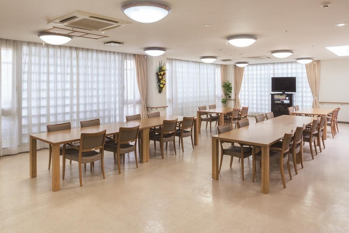 調理スタッフが心を込めたお料理を、ひろびろとした明るいリビング＆ダイニングでいただけます。