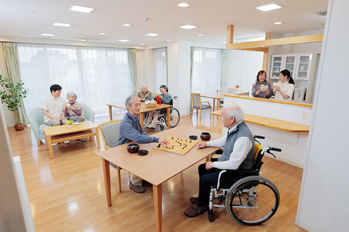 「いつもと同じ」顔なじみの集まる、居心地の良いリビング。安心感がもてる環境作りに努めています。