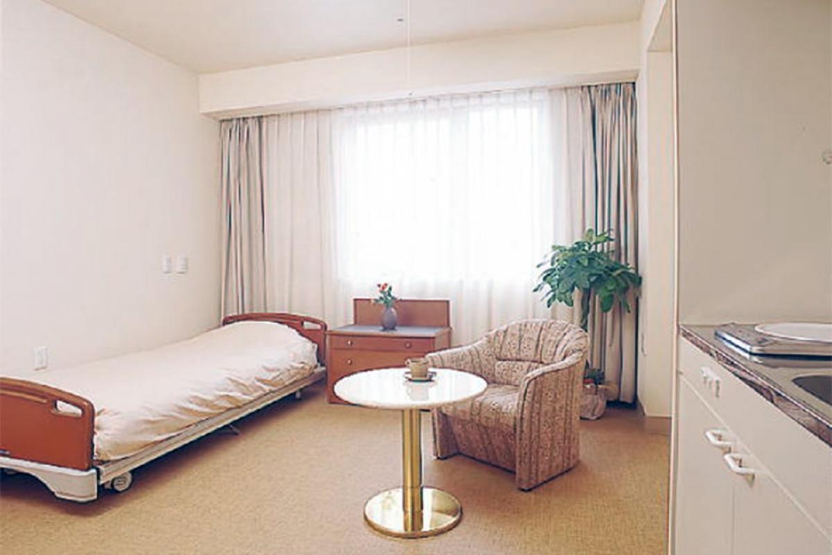 居室は元ホテルの個室を活用。快適に日々過ごせます