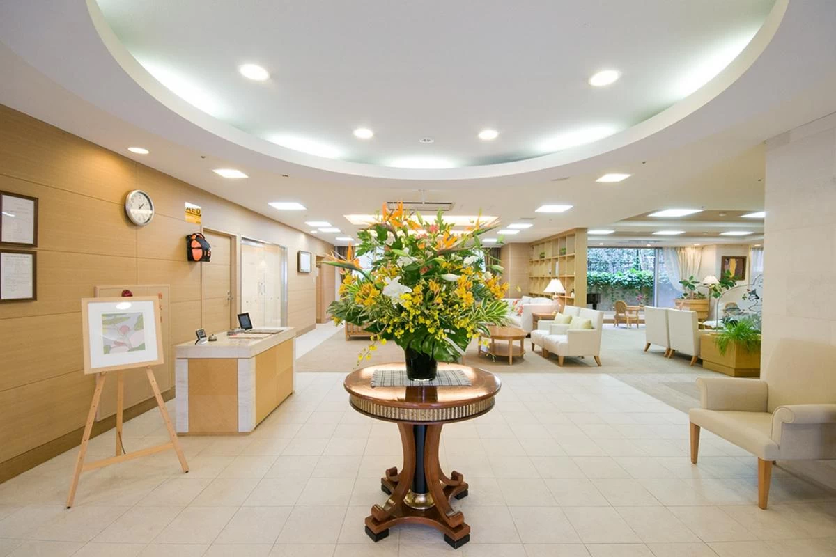 豪華な花が迎えてくれるエントランス