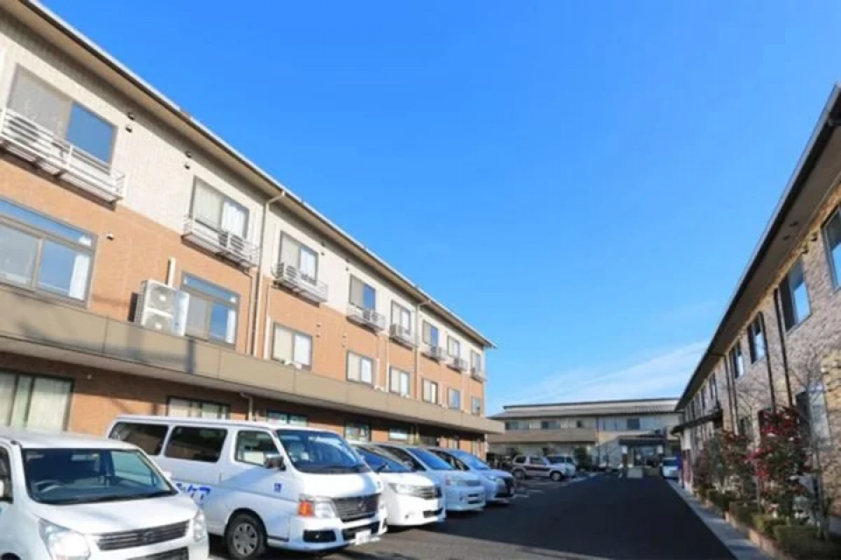 周辺は穏やかな住宅街で、徒歩圏内には自然豊かな公園や神社があります