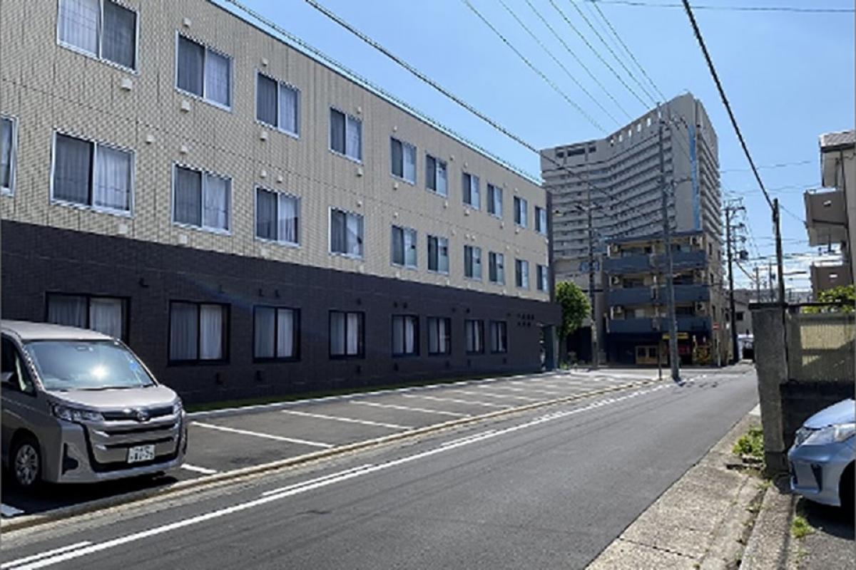 最寄り駅や高速道路から近く便利な立地