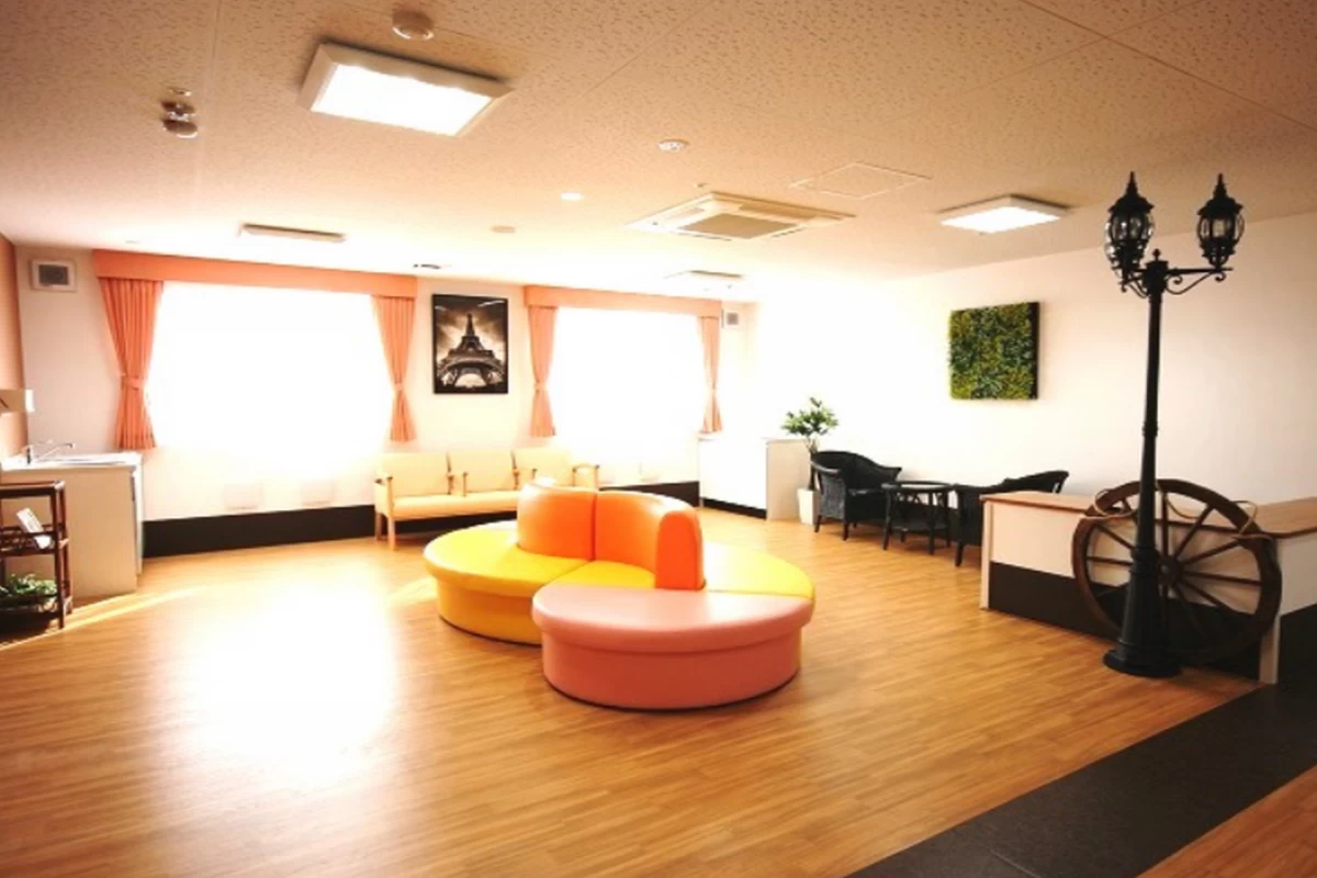 陽光差し込む明るい共用スペース